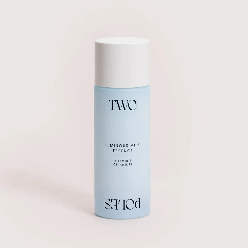Botella de 80 ml de Two Poles Luminous Milk Essence loción facial hidratante con péptidos y ceramidas para iluminar y reparar la piel.