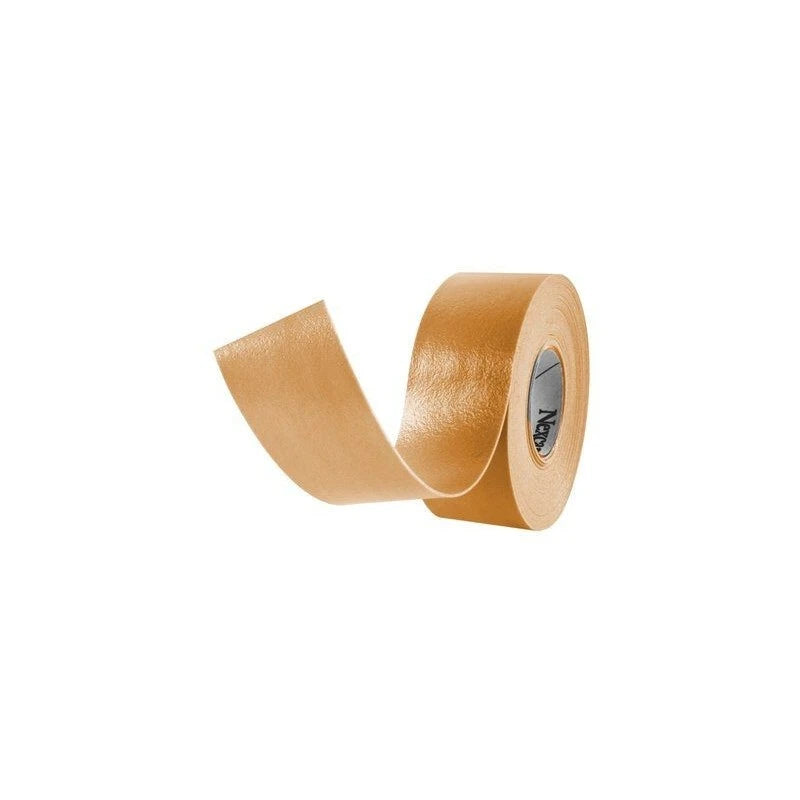 Foto en detalle de la cinta acolchada 3M Nexcare Active Tape, que se puede aplicar en el pie para prevenir ampollas y proteger la piel del sudor.