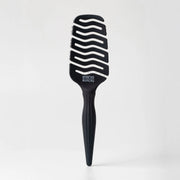 Cepillo Magic Brush Negro de Moncho Moreno, mini y flexible, para desenredar sin tirones y masajear el cuero cabelludo.