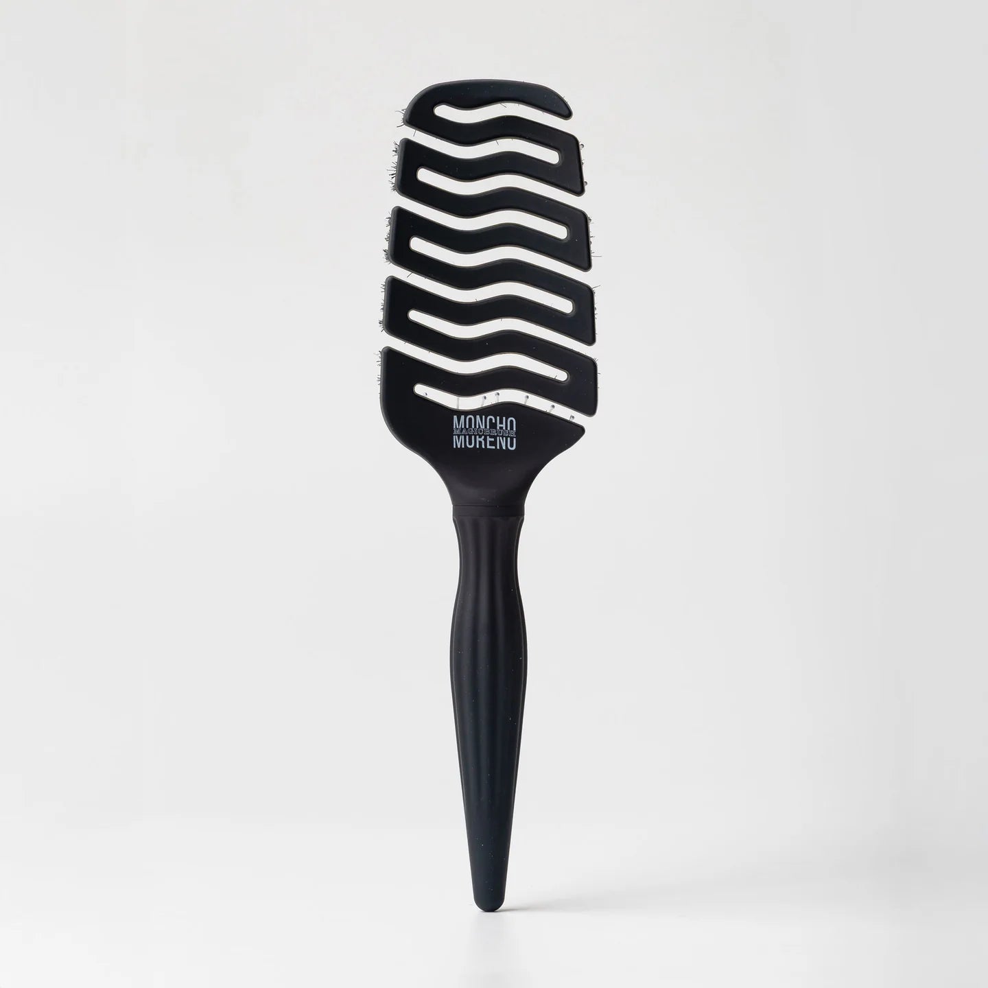 Cepillo Magic Brush Negro de Moncho Moreno, mini y flexible, para desenredar sin tirones y masajear el cuero cabelludo.