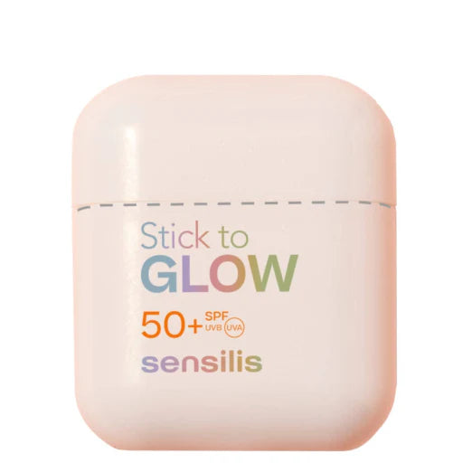 Stick solar facial Sensilis Stick To Glow SPF50+ con protección alta y acabado iluminador.